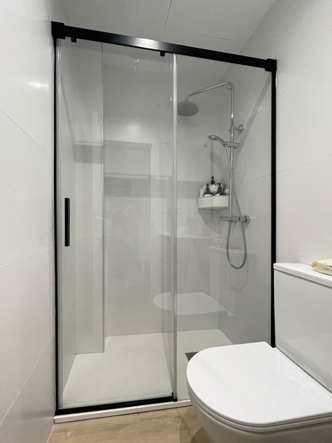 mampara perfilería negra recién montada