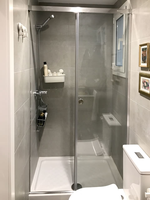 Puerta con uñero y cristal teransparente