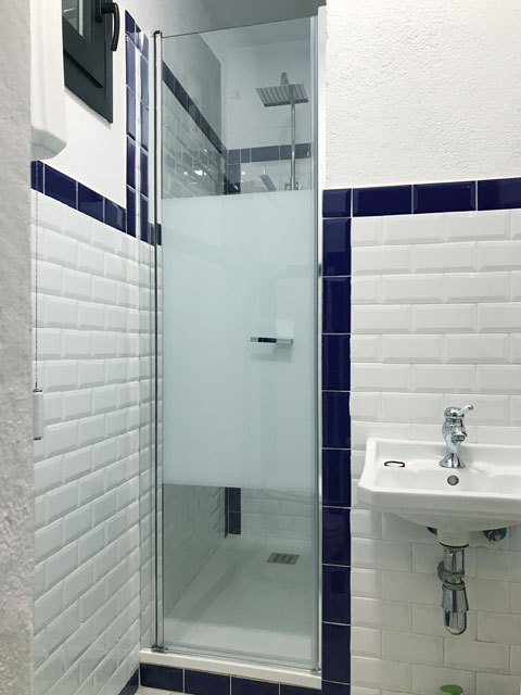 puerta abatible en cristal decorado