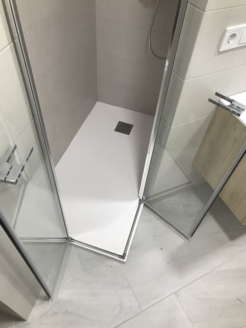 2 puertas abatibles en ángulo en cristal transparente abierta