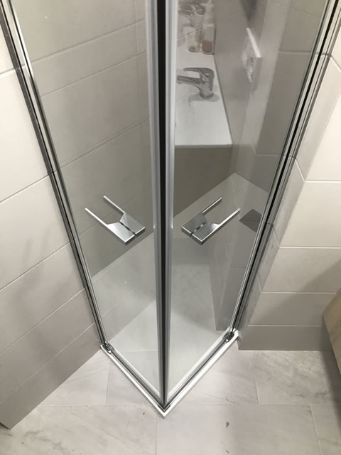 2 puertas abatibles en ángulo en cristal transparente