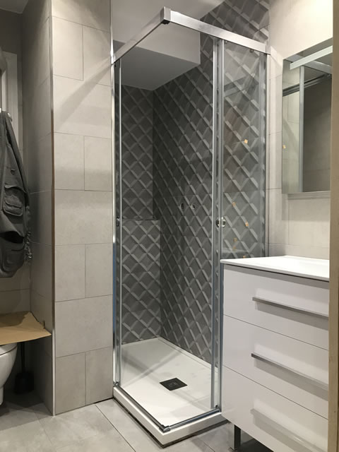 Mampara angular 2 fijos y dos correderas en lacado blanco mate