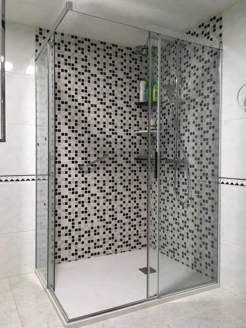 Mampara angular 2 fijos y dos correderas recien montada