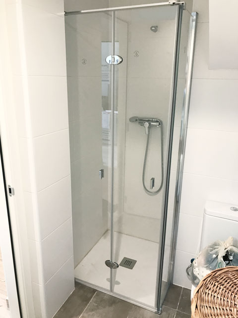 Mampara angular dos hojas plegables y fijo a la derecha