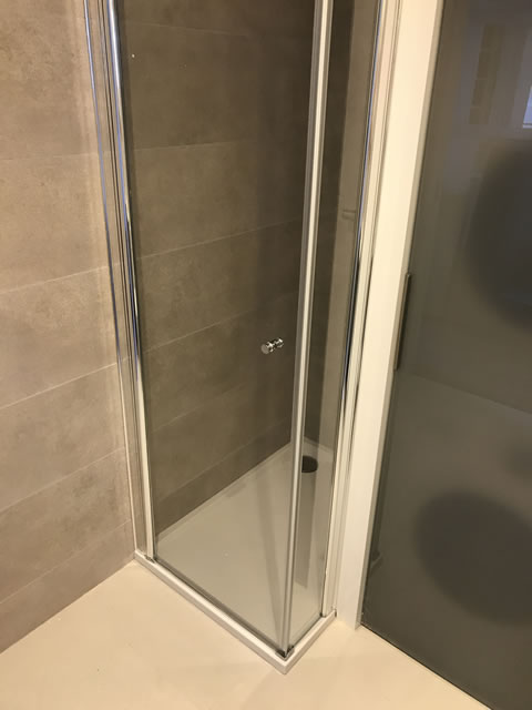 puerta abatible con fijo pequeño