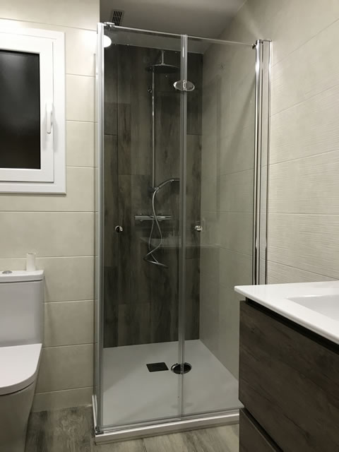 dos hojas plegables y lateral fijo izquierda