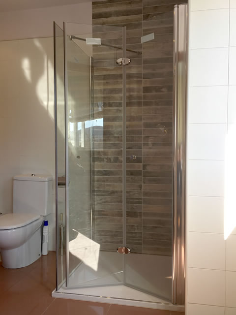 Mampara angular dos hojas plegables y fijo recien instalada