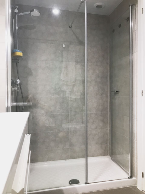 puerta abierta con fijo