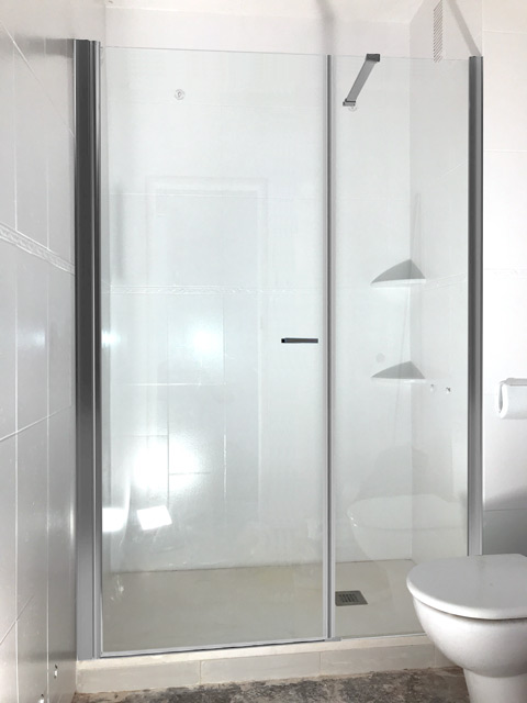 Mampara de 1 fijo y 1 hoja abatible recien montada